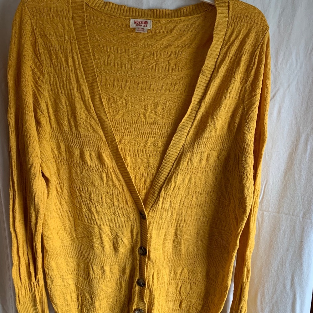 ✨ LAST CHANCE ✨ Beautiful marigold button sweater